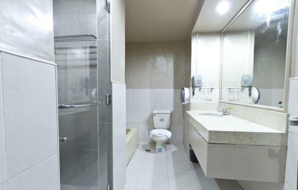 White Knight Hotel Cebu Exterior foto