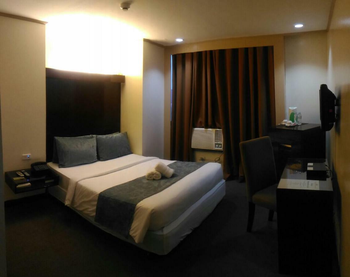 White Knight Hotel Cebu Exterior foto